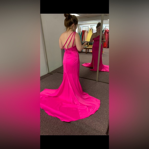 Prom dress. Wore once size 6. Paid around 1200 for it asking$950 obo